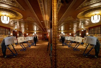 Votantes en el centro de