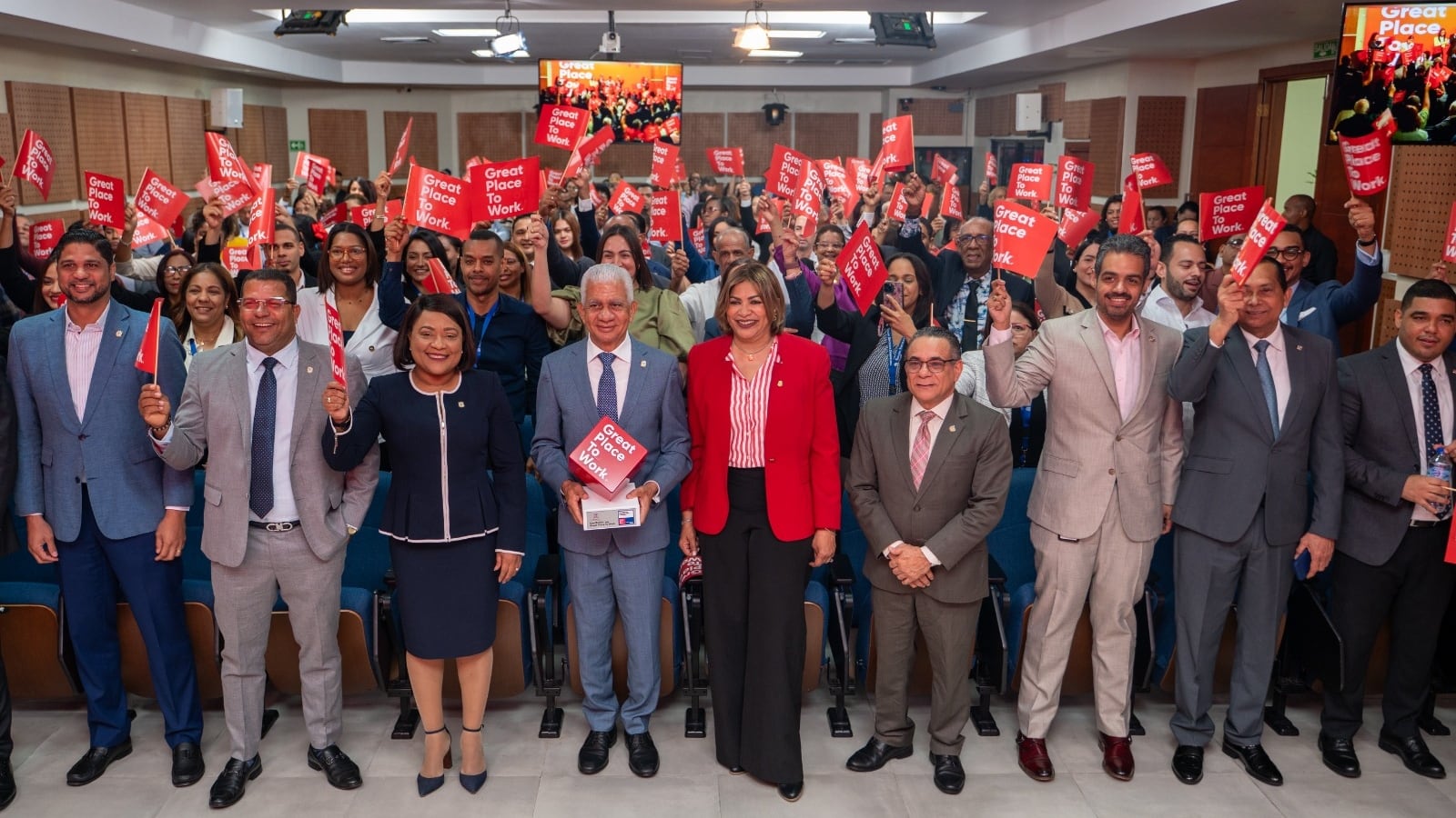 El Senado dominicano recibe la certificación “Great Place To Work” tras superar el 97% de aprobación