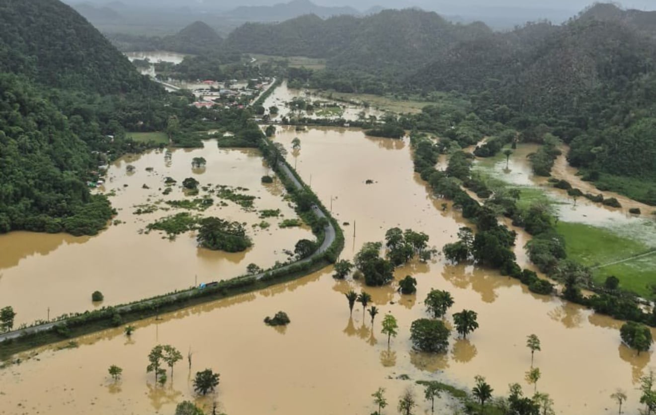 Las lluvias en el norte de Guatemala forzaron un puente aéreo para llevar ayuda humanitaria a miles de personas aisladas en Alta Verapaz y Petén. (Conred) (Conred)