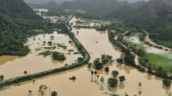 Lluvias en el norte de Guatemala activan un puente aéreo, pero el riesgo de nuevas crecidas sigue en aumento