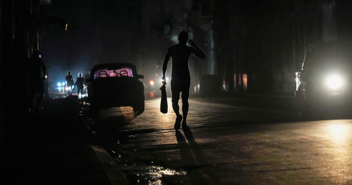 Apagón masivo deja a oscuras el este de Cuba tras fallo en la red eléctrica Apagón masivo deja a oscuras el este de Cuba tras fallo en la red eléctrica