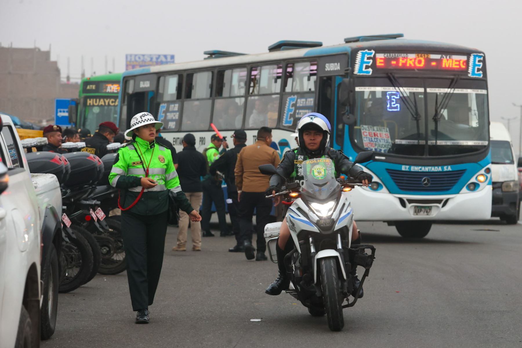 A pesar de la medida radical del paro de transportistas, los limeños se movilizaron sin mayores complicaciones durante la mañana.