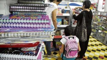 Cuadernos y colores bajaron un