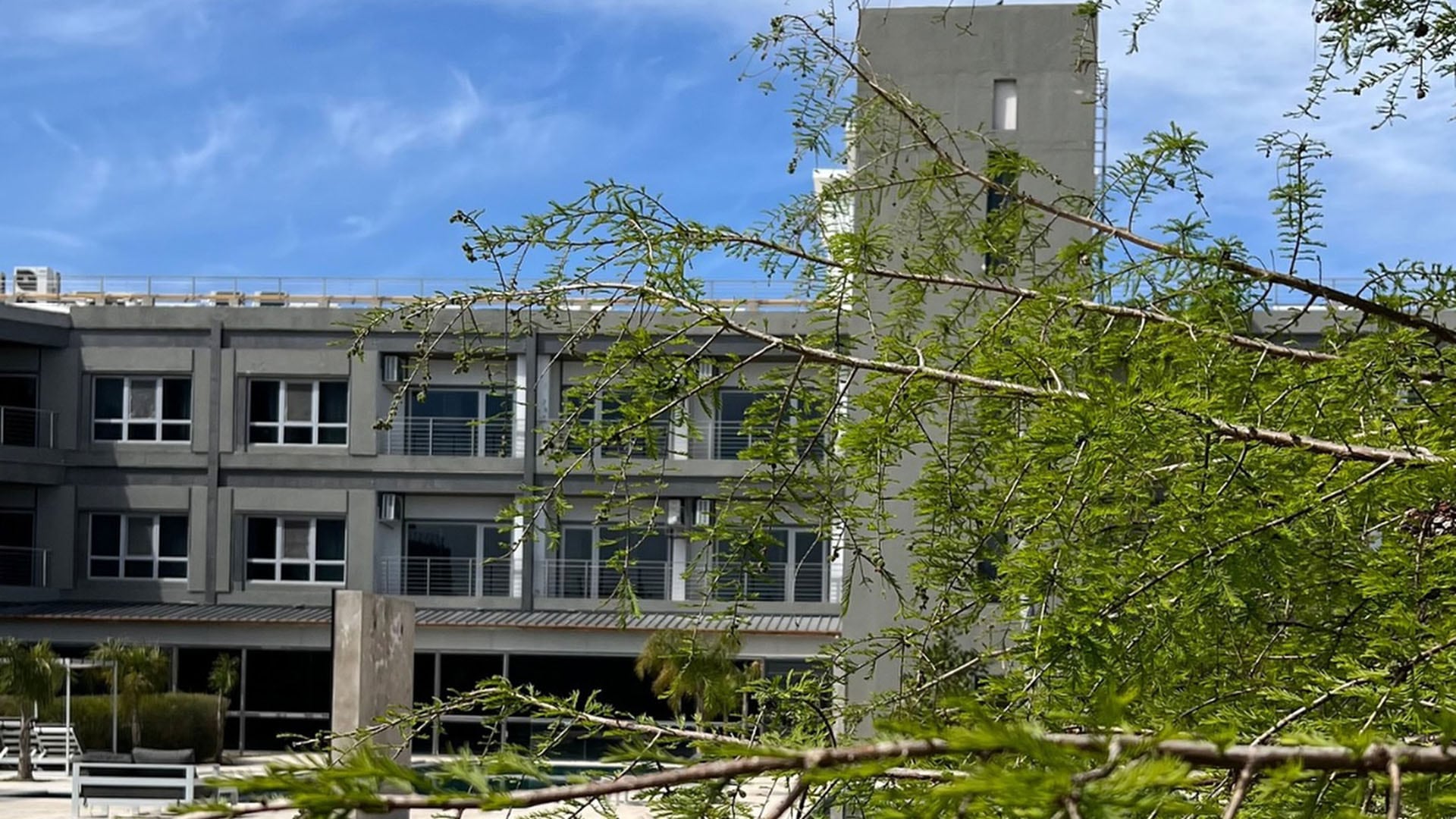 El Hotel Sol de Funes, con su distintiva arquitectura gris y ventanas modernas, en el foco del conflicto (Facebook)