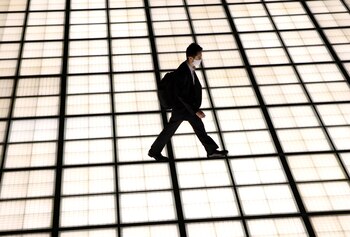 Peor escenario argentino: temperaturas bajas y si no se accederá a más de 10 millones de dosis de vacunas, sin política de testeos y rastreos de contactos estrechos, volveríám a aumentar los casos de COVID-19. (REUTERS/Stringer NO RESALES. NO ARCHIVES.)