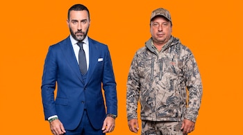 Dos hombres sobre fondo naranja. Uno con traje azul oscuro, camisa blanca y corbata. El otro con ropa de camuflaje y gorra.