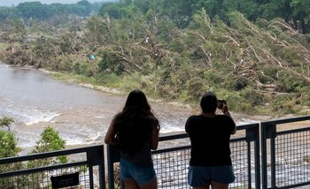 Gente mira los daños de