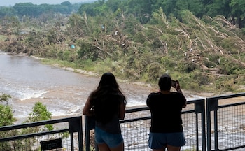 Gente mira los daños de una inundación reciente a lo largo del río Guadalupe, el domingo 6 de julio de 2025 en Kerrville, Texas. (AP Foto/Rodolfo Gonzalez)
