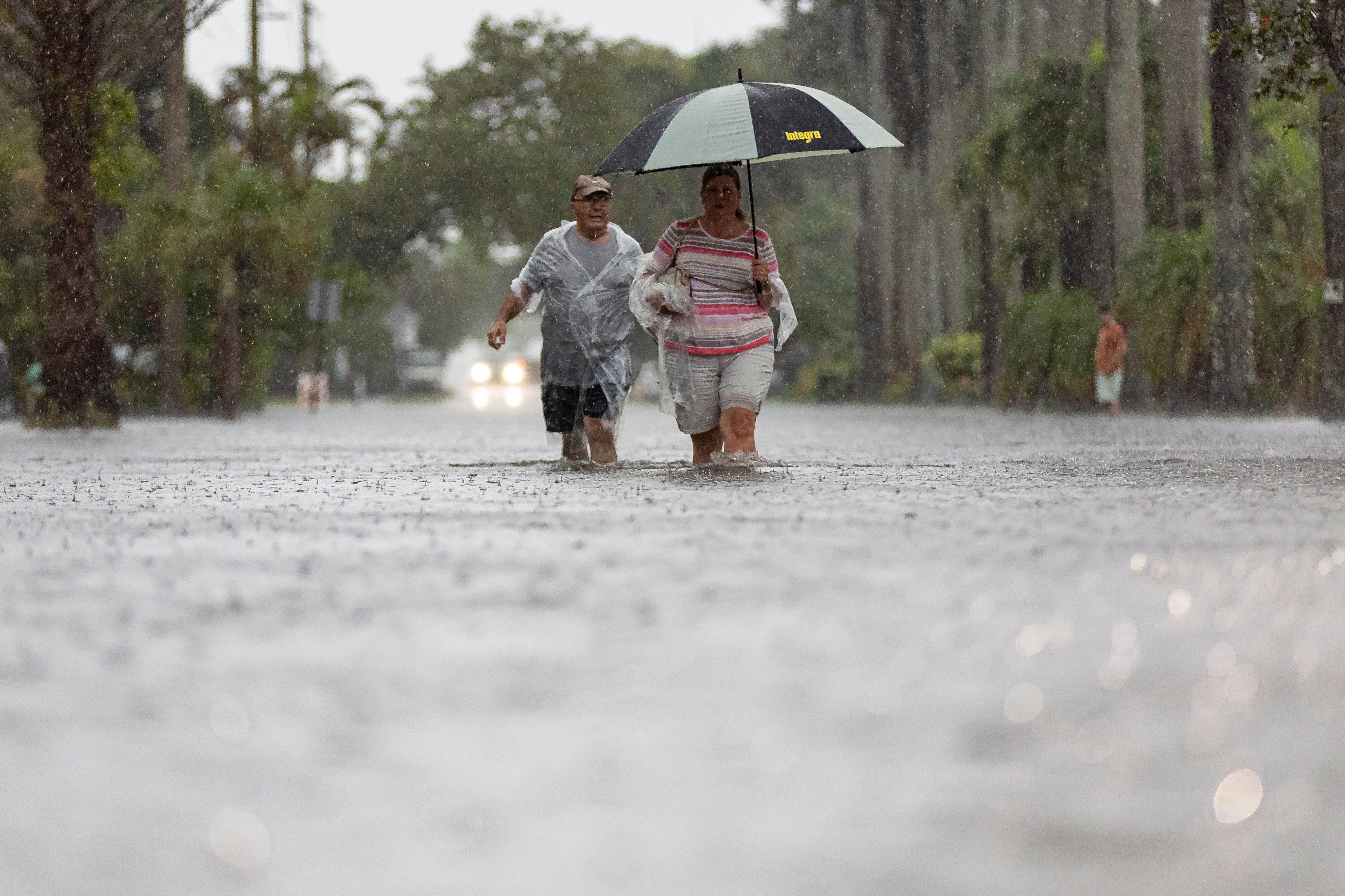 El seguro contra inundaciones en Florida exige contratación anticipada, ya que no se pueden emitir pólizas nuevas cuando hay alerta de tormenta (Matias J. Ocner/Miami Herald via AP)