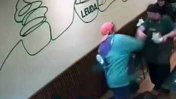 Un hombre se negó a pagar la cuenta en un bar y le pegó una trompada en la cara a la moza en Rosario