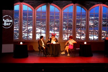 El trío de comediantes desplegando