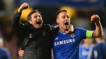 Frank Lampard y John Terry abrazados, con ropa deportiva del Chelsea Football Club, gritan con los puños en alto.