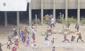 Un grupo de indígenas ingresó