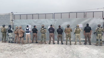 Elementos federales en la entrada del predio asegurado. Crédito: Especial