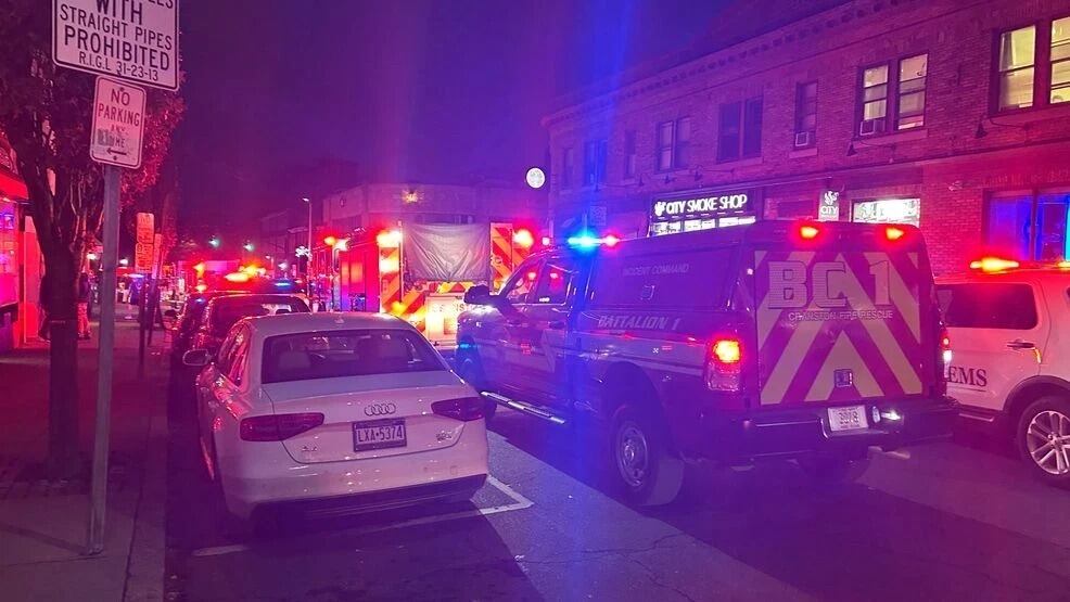 Agentes policiales y servicios médicos permanecen apostados en el campus de la Universidad de Brown tras la alerta por un tirador activo