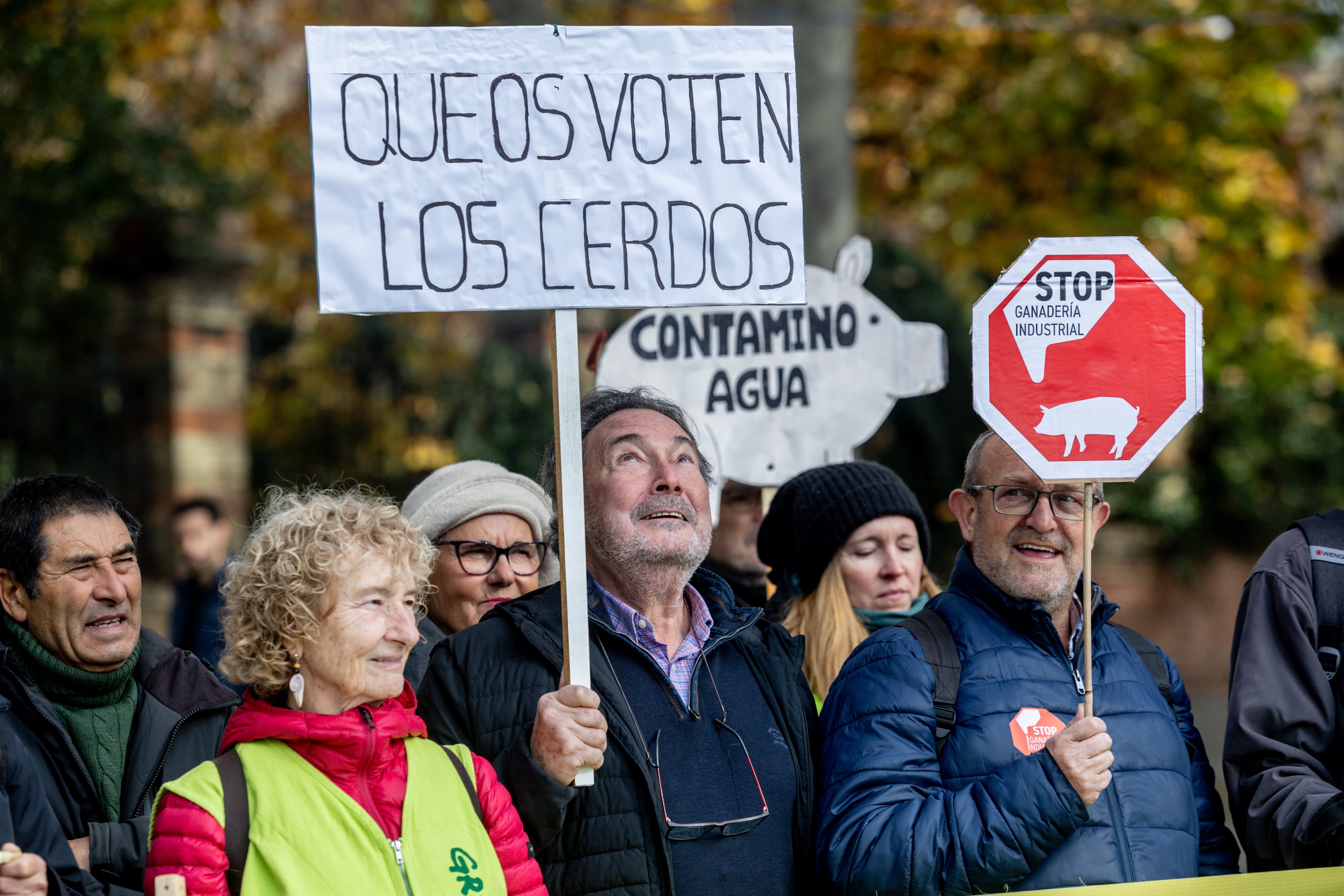 Manifestante porta pancarta con lema