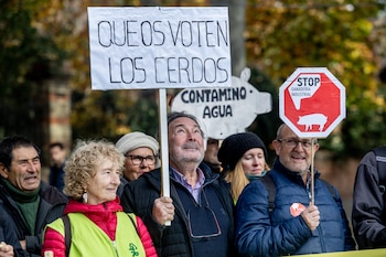 Manifestante porta pancarta con lema