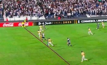 Pierna izquierda de Hernán Barcos estaba por delante del último hombre de Atlético Mineiro.