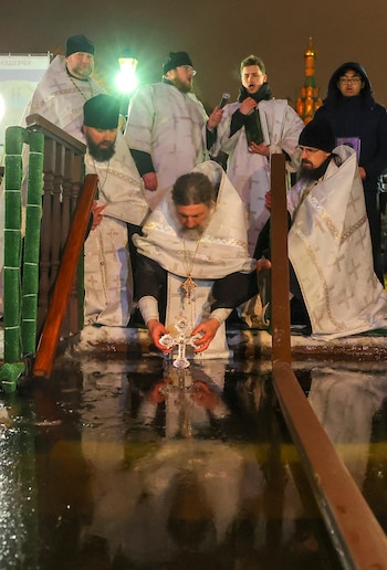 Un clérigo bendice las aguas