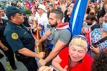 Cubanos protestando en Miami (EFE/EPA/CRISTOBAL