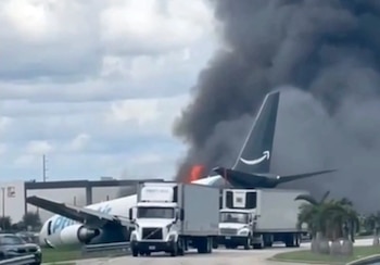 Un avión de carga Boeing 767 se salió de pista este domingo junto al Aeropuerto Internacional de Miami (Captura de video)