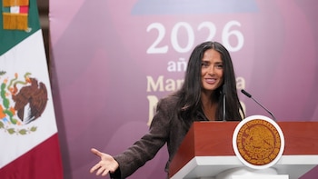 Entre lágrimas, Salma Hayek aplaude
