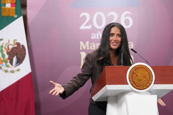 Entre lágrimas, Salma Hayek aplaude