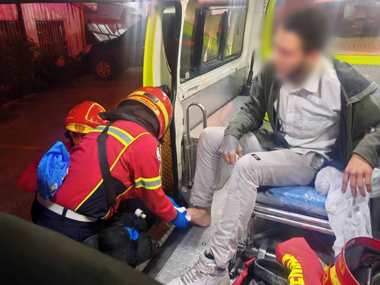 Edwin Alejandro Jauría Chacón recibió atención hospitalaria por una herida de bala en la calzada Roosevelt y 32 calle. (Bomberos Municipales)