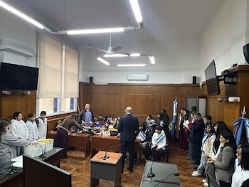 Barroetaveña explica a los alumnos como funciona un juicio oral