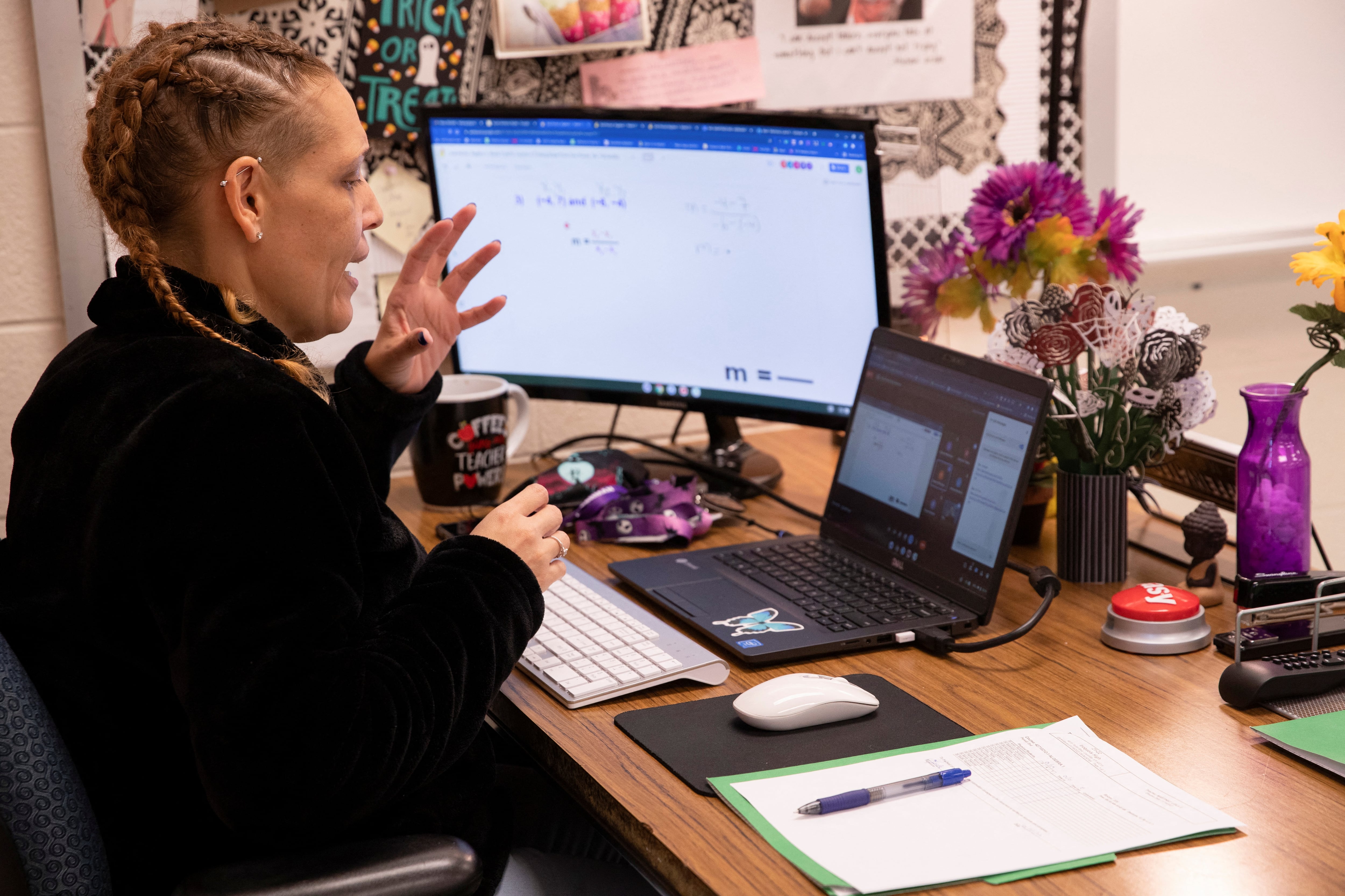Los docentes deberán cumplir con varios requisitos para ser electos. REUTERS/Amira Karaoud