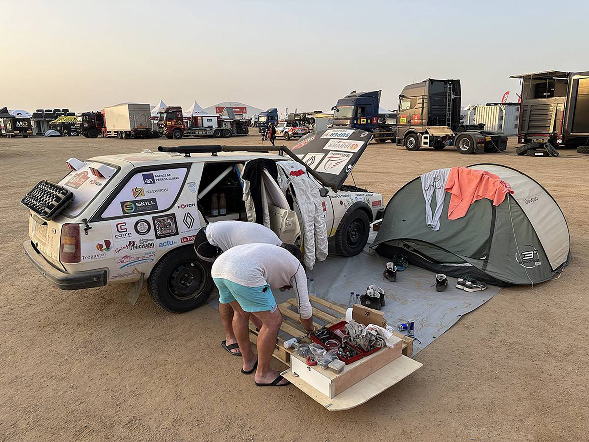 Duermen en carpa y llevan todos sus elementos en el auto (Prensa ASO - Rally Dakar)