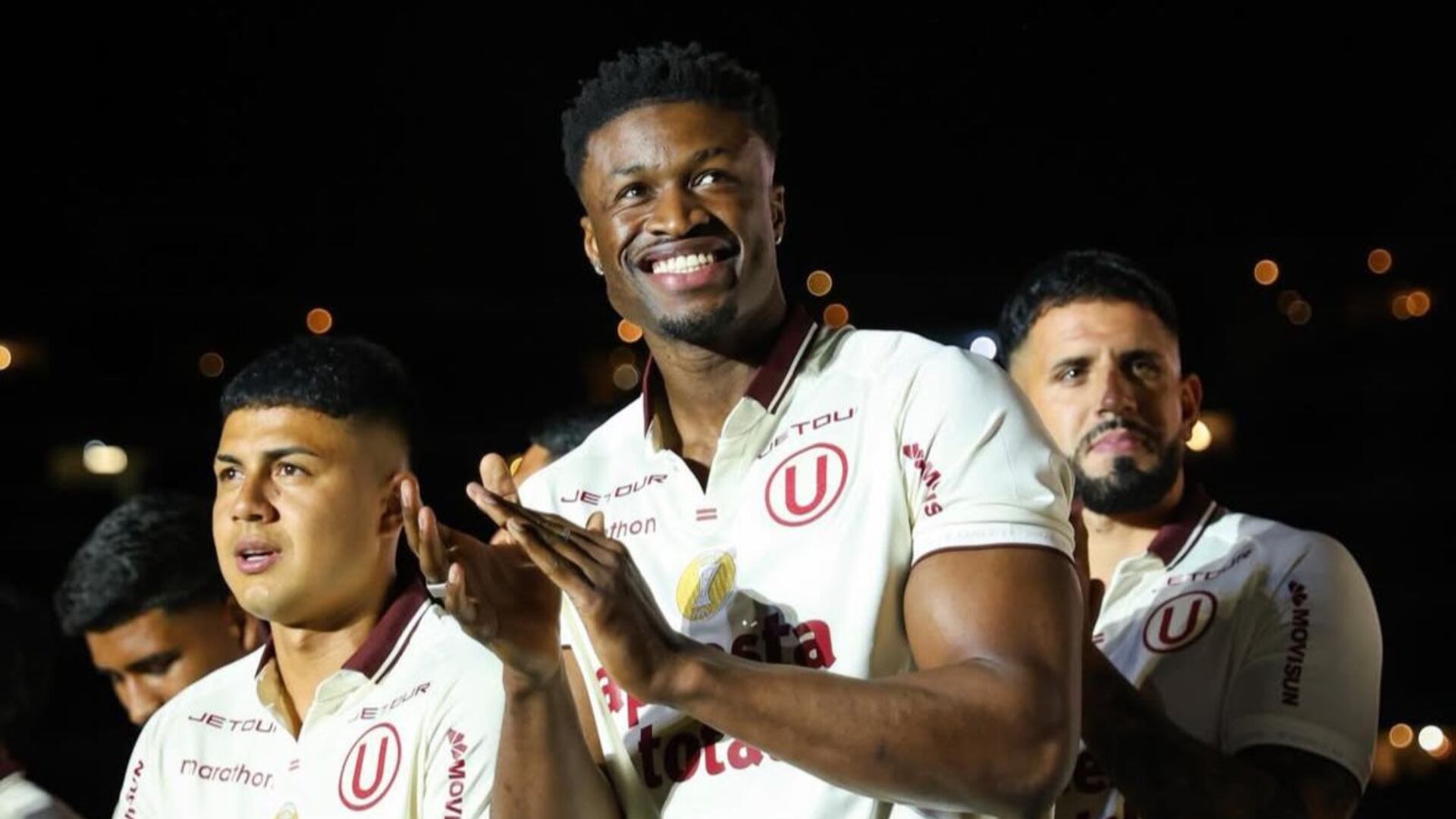 Sekou Gassama fue presentado como refuerzo de Universitario en la Noche Crema 2026. Crédito: Instagram