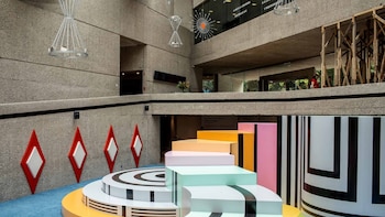Para un plan muy fotogénico: el Museo Tamayo se llena de color con esta exposición inmersiva basada en programas de televisión