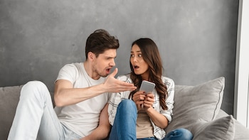 Si quieres vigilar a tu novia o amigo, cuidado: apps para espiar celulares terminaron afectando a otros