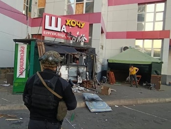 12/10/2026 Ataque ruso en Donetsk (Ucrania).
Al menos tres civiles han muerto por el impacto de proyectiles rusos en una casa de Cherkaske, en la región de Donetsk, en el este de Ucrania, según han informado las autoridades ucranianas, que han dado cuenta además de al menos dos muertos en Kiev y otro en Dnipropetrovsk.
POLITICA EUROPA UCRANIA
GOBIERNO MILITAR DE DONETSK