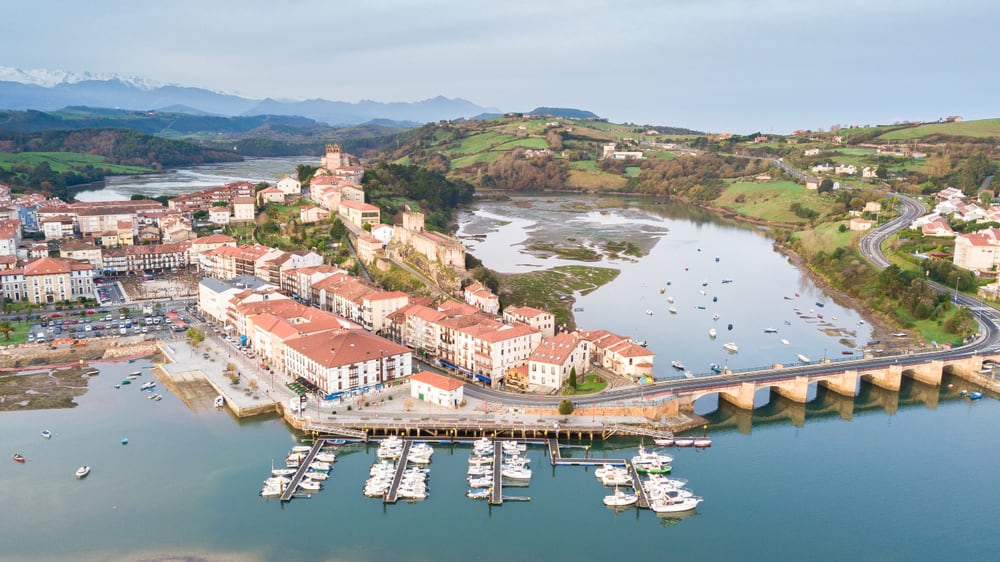 El pueblo donde mejor se come de la costa de Cantabria, famoso por sus guisos de pescado y su arroz: “Entre bosques, estuarios y playas abiertas al Cantábrico”