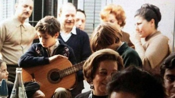 Gustavo con guitarra en mano