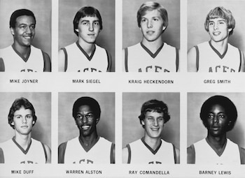 Ocho retratos individuales en blanco y negro de jóvenes con camisetas de baloncesto. Debajo de cada uno figura el nombre del jugador
