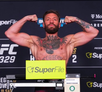 Conor McGregor lució un perfecto estado físico en el pesaje previo al UFC 329.