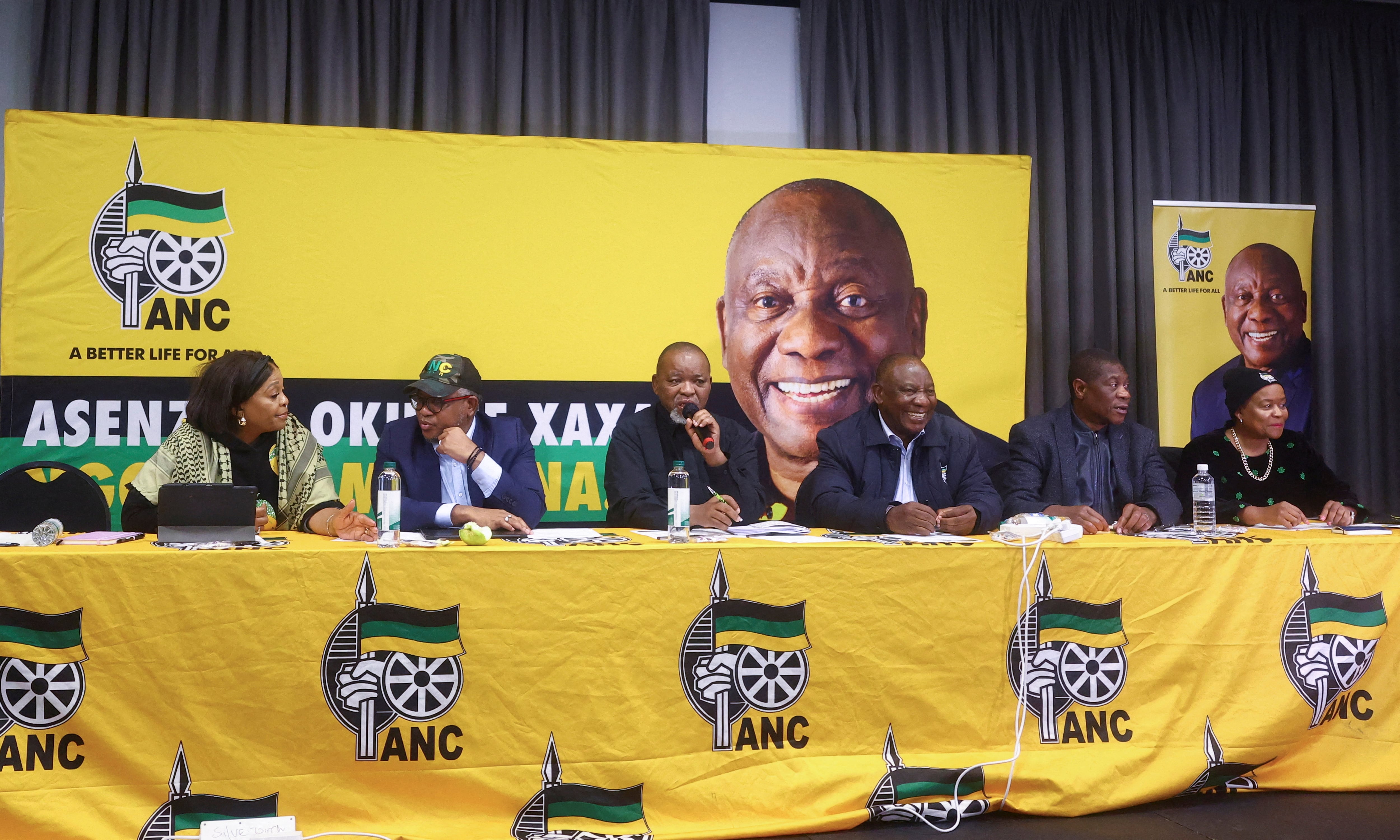 El presidente del CNA, Cyril Ramaphosa, junto a los miembros del Comité Ejecutivo Nacional (NEC), el vicepresidente Paul Mashatile, Gwede Mantashe, Fikile Mbalula, Nomvula Mokonyane y la doctora Gwen Ramokgopa durante una reunión en la que se estudiaron las opciones para formar un nuevo gobierno sudafricano (REUTERS/Siphiwe Sibeko)