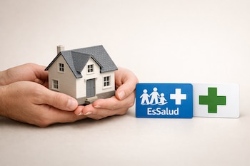 Dos manos sostienen una maqueta de casa. A su lado, una tarjeta azul con el logo de EsSalud y una cruz, y una tarjeta blanca con una cruz verde.