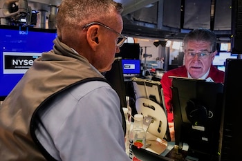 Dos operadores trabajan en el