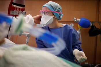 Un médico en una unidad de cuidados intensivos del hospital de Estrasburgo (REUTERS/Christian Hartmann)