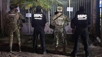 Autoridades resguardando el exterior del cateo. Crédito: Gabinete de Seguridad