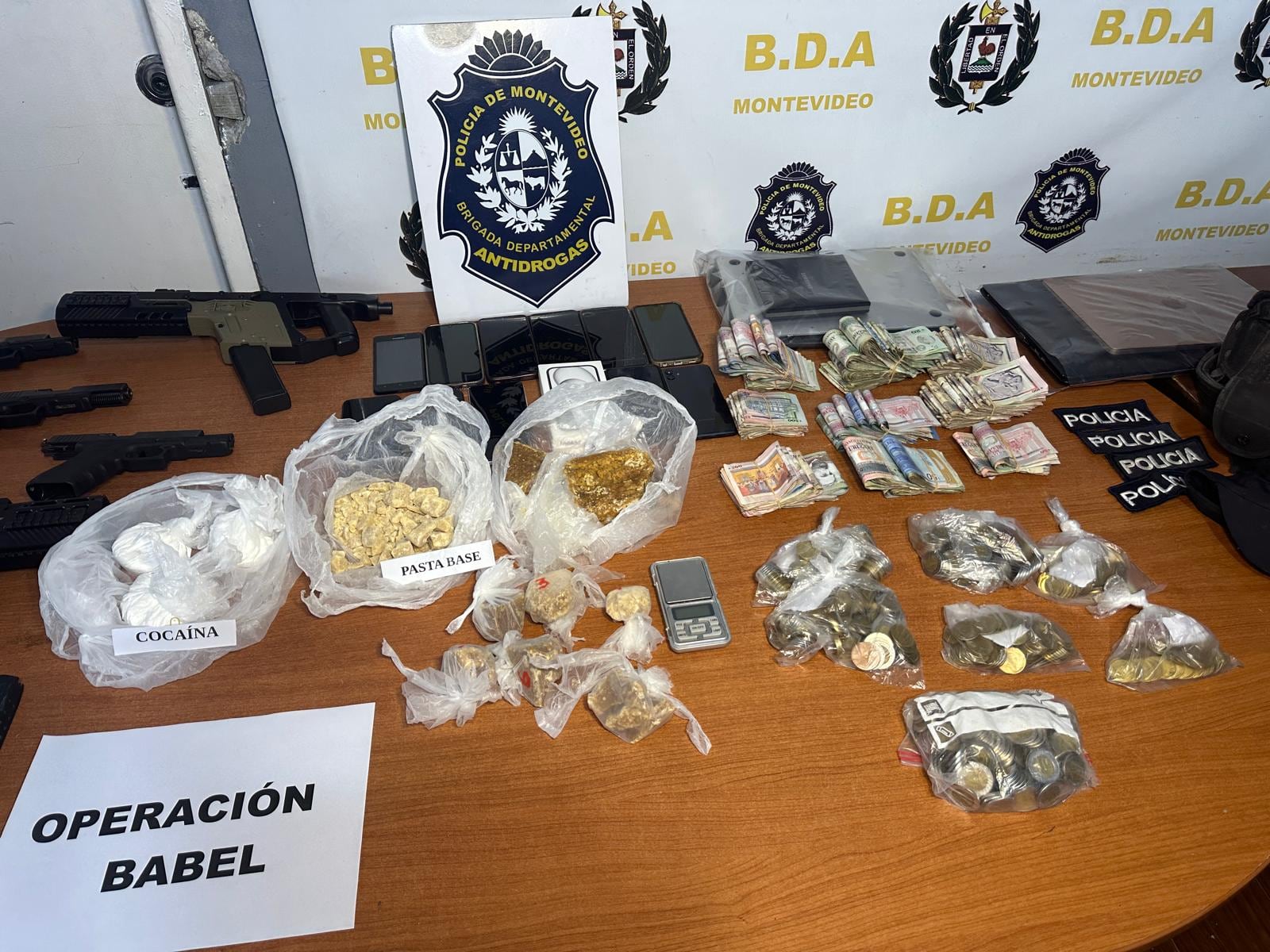 Drogas, armas, celulares y dinero en efectivo incautado tras operativo contra clan criminal del barrio La Teja, en Montevideo (Ministerio del Interior)