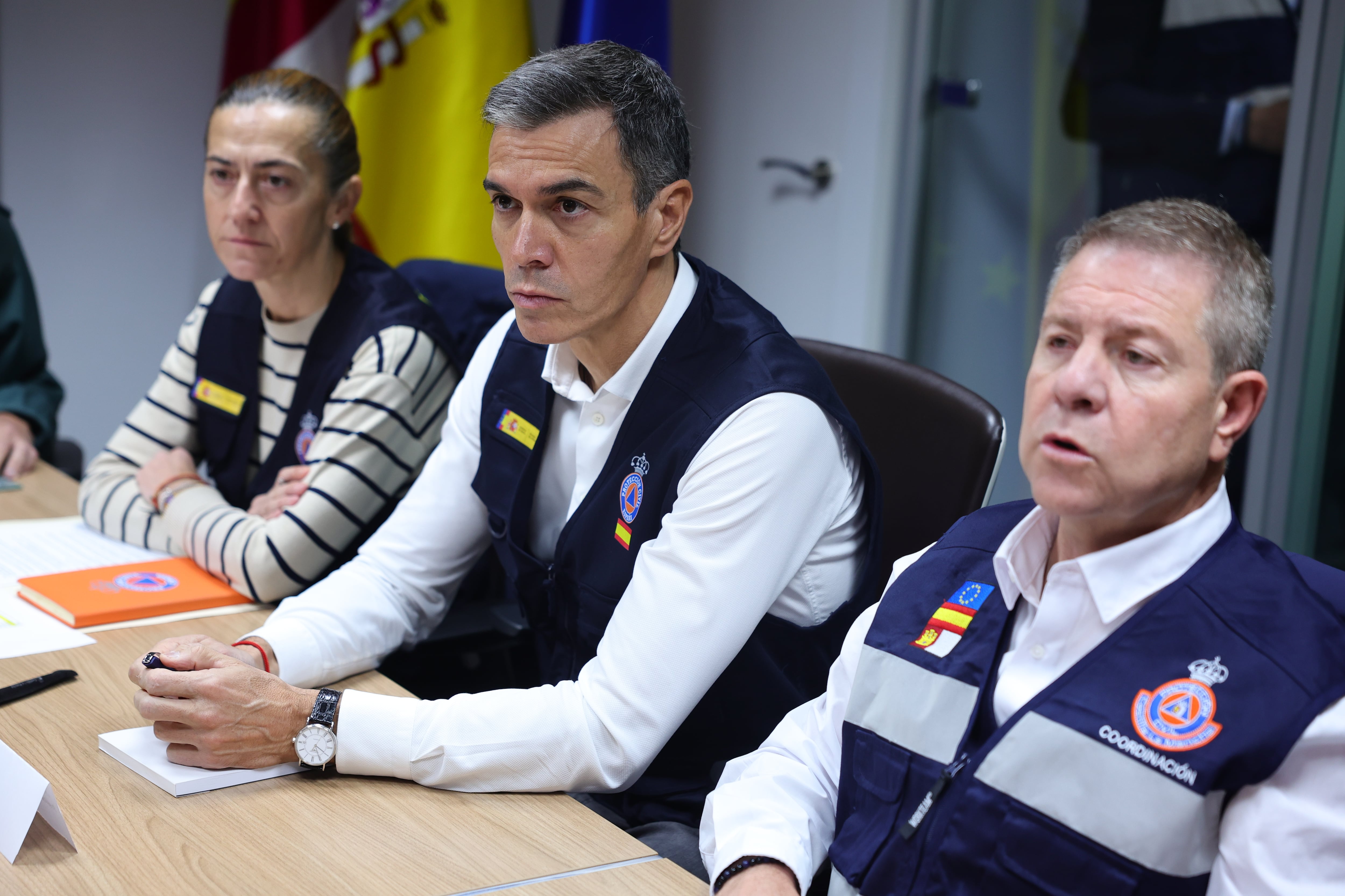 Sánchez, García-Page y Virginia Barcones, secretaria general de Protección Civil y Emergencias, durante la reunión del CECOPI. (Ismael Herrero)