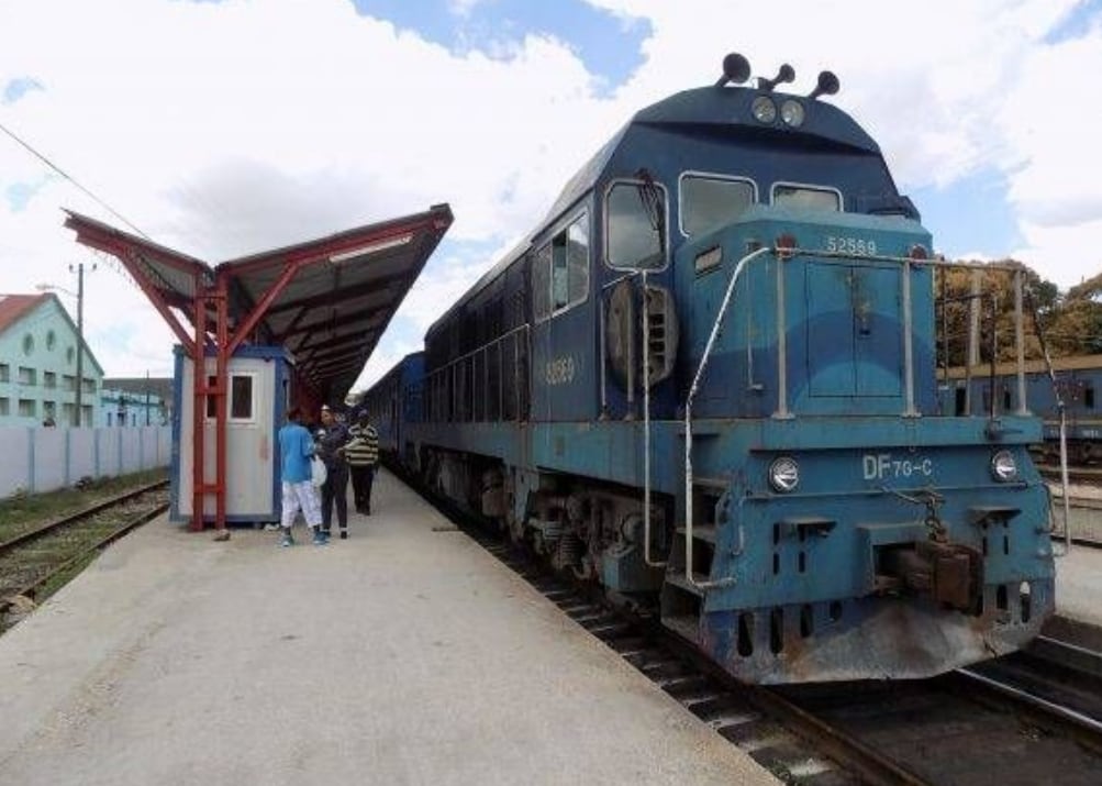 La falta de circulación y la reducción del mantenimiento agravaron el deterioro de la infraestructura ferroviaria en varias zonas de Cuba. /(Perlavisión)
