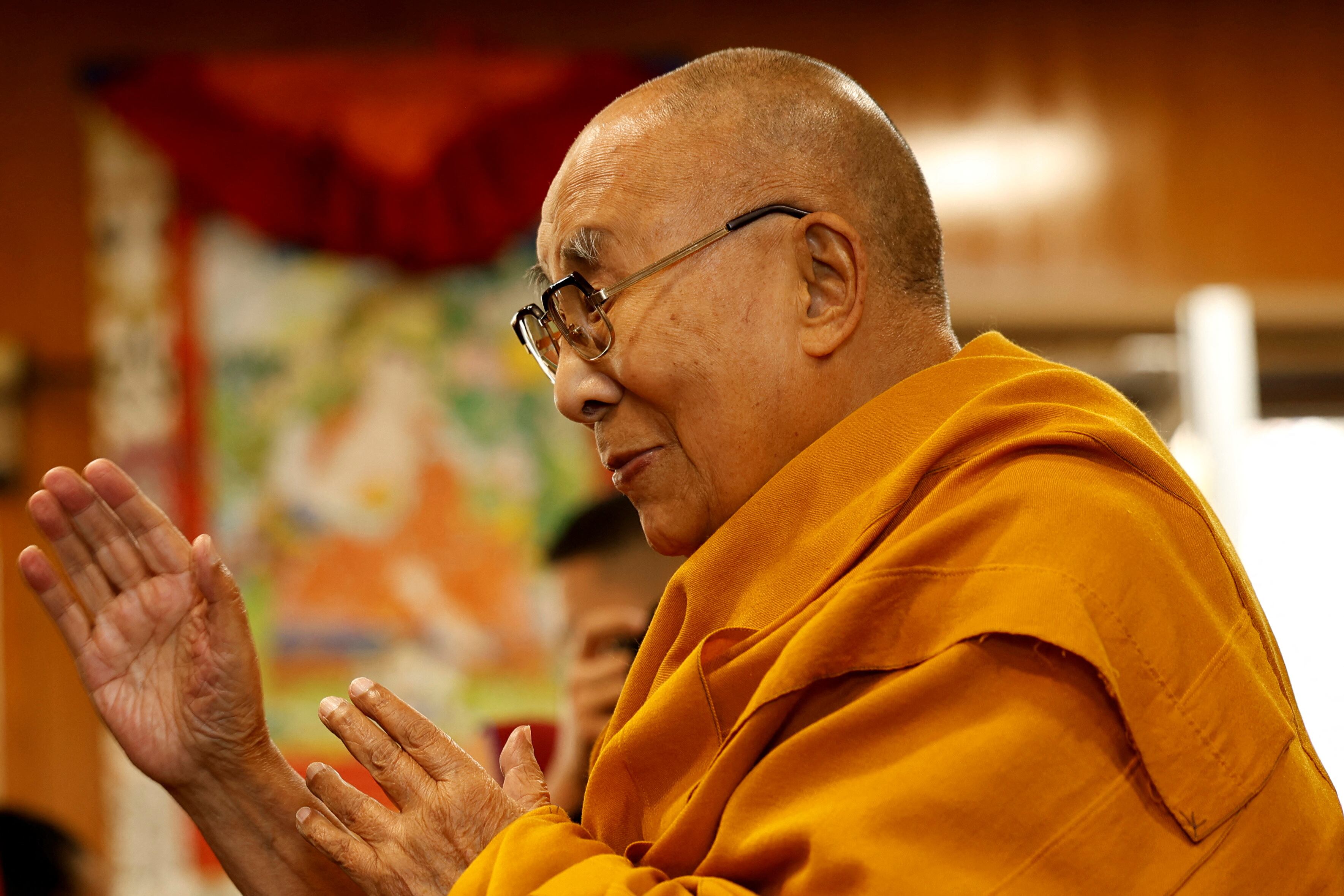 El Dalái Lama cumplirá 90 años el domingo y, en vísperas de la celebración, la ciudad india de Dharamshala —donde reside desde hace más de seis décadas— ha recibido a los jefes de las principales escuelas del budismo tibetano para participar en una conferencia de tres días previa a los festejos del fin de semana (REUTERS/Priyanshu Singh)