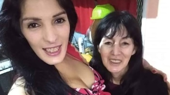 La Cuerpo junto a su