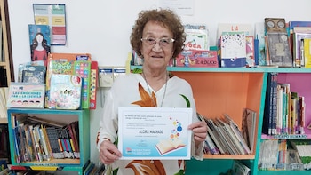 A los 91 años, bate récords de libros leídos al año en la biblioteca de Luis Beltrán